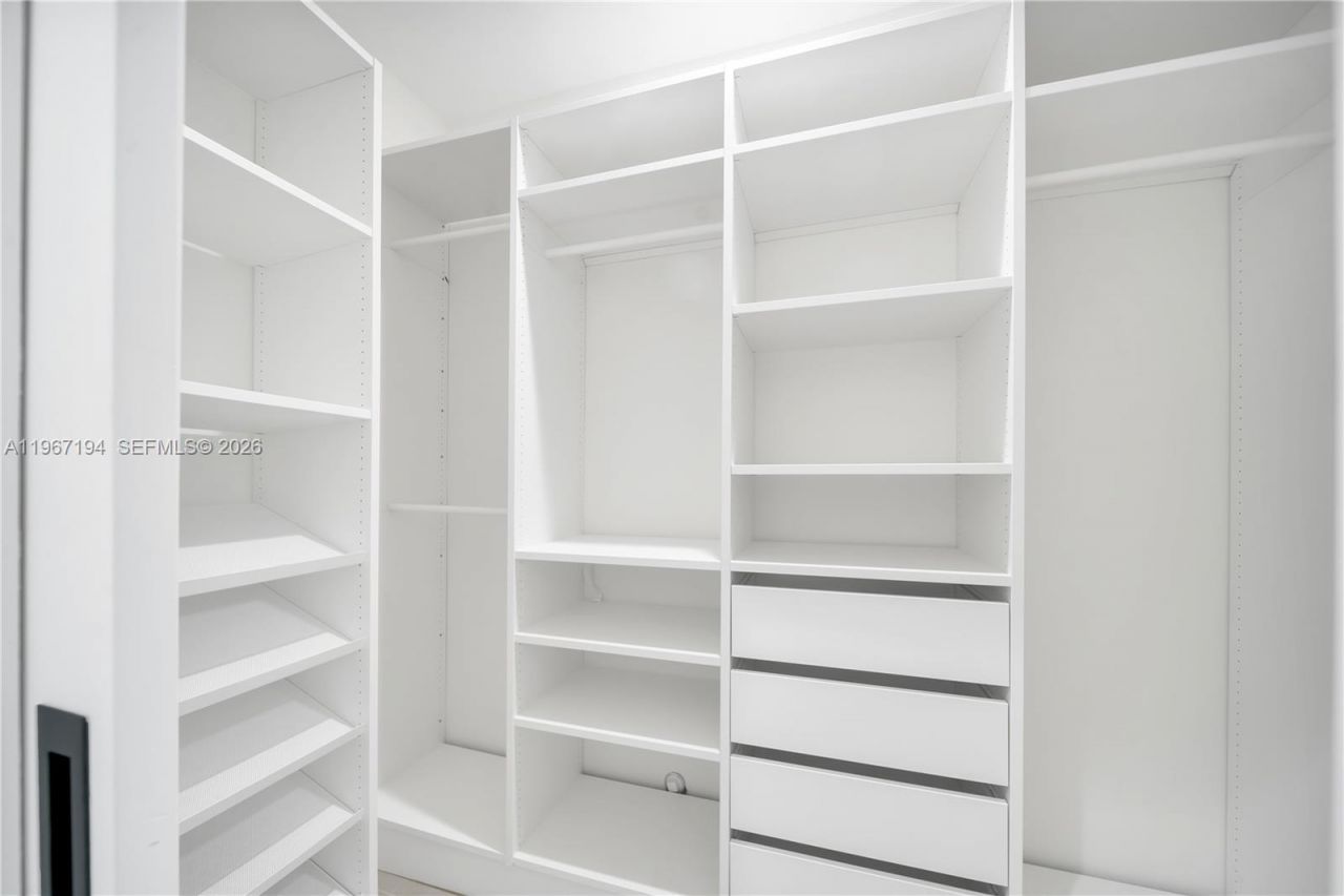 910 W 47th Ct, Miami Beach, FL 33140 Photo