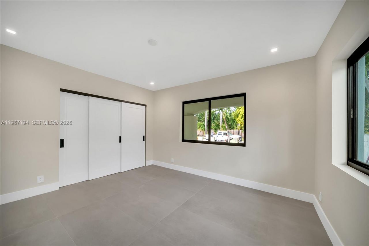 910 W 47th Ct, Miami Beach, FL 33140 Photo