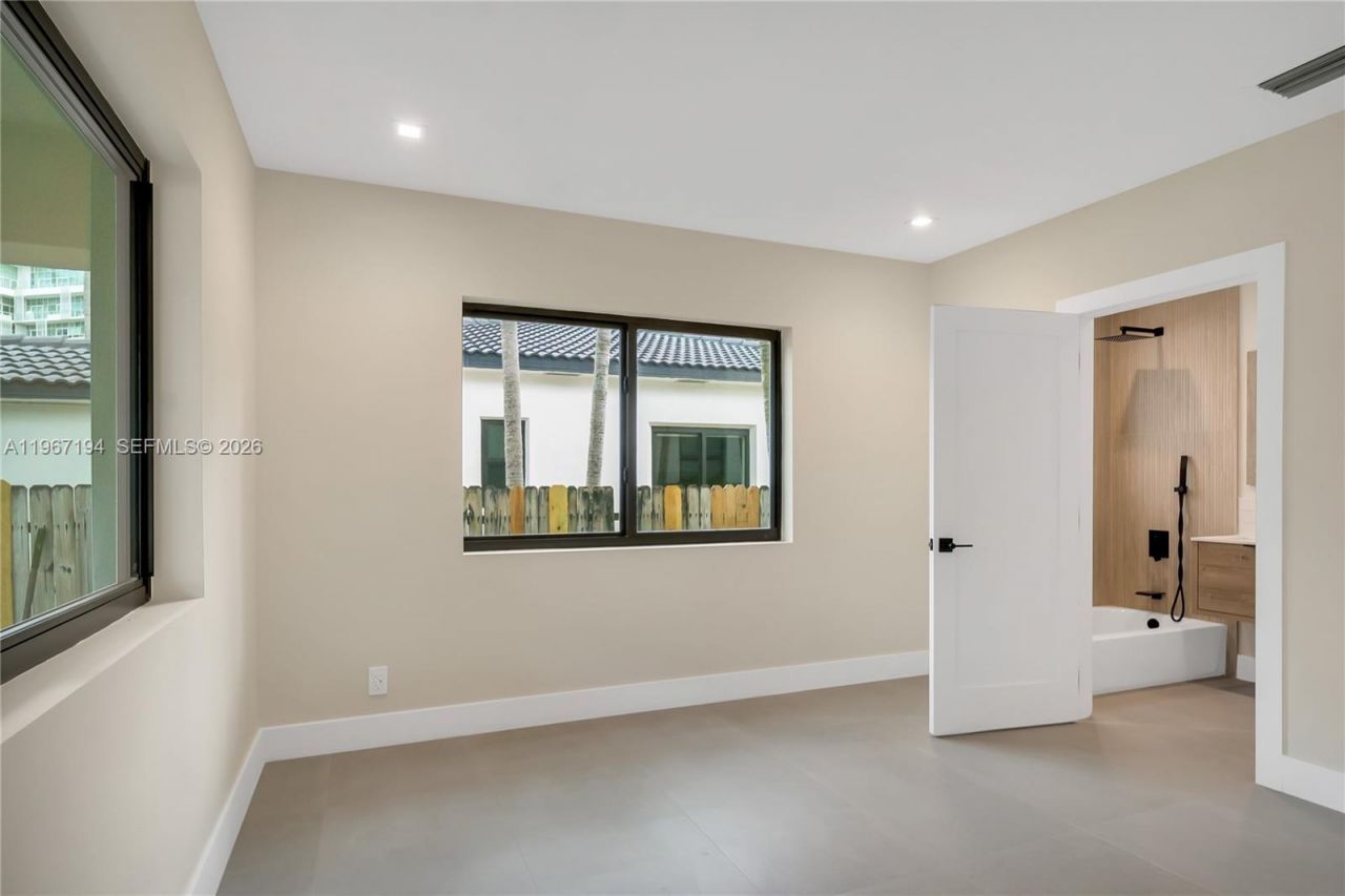 910 W 47th Ct, Miami Beach, FL 33140 Photo