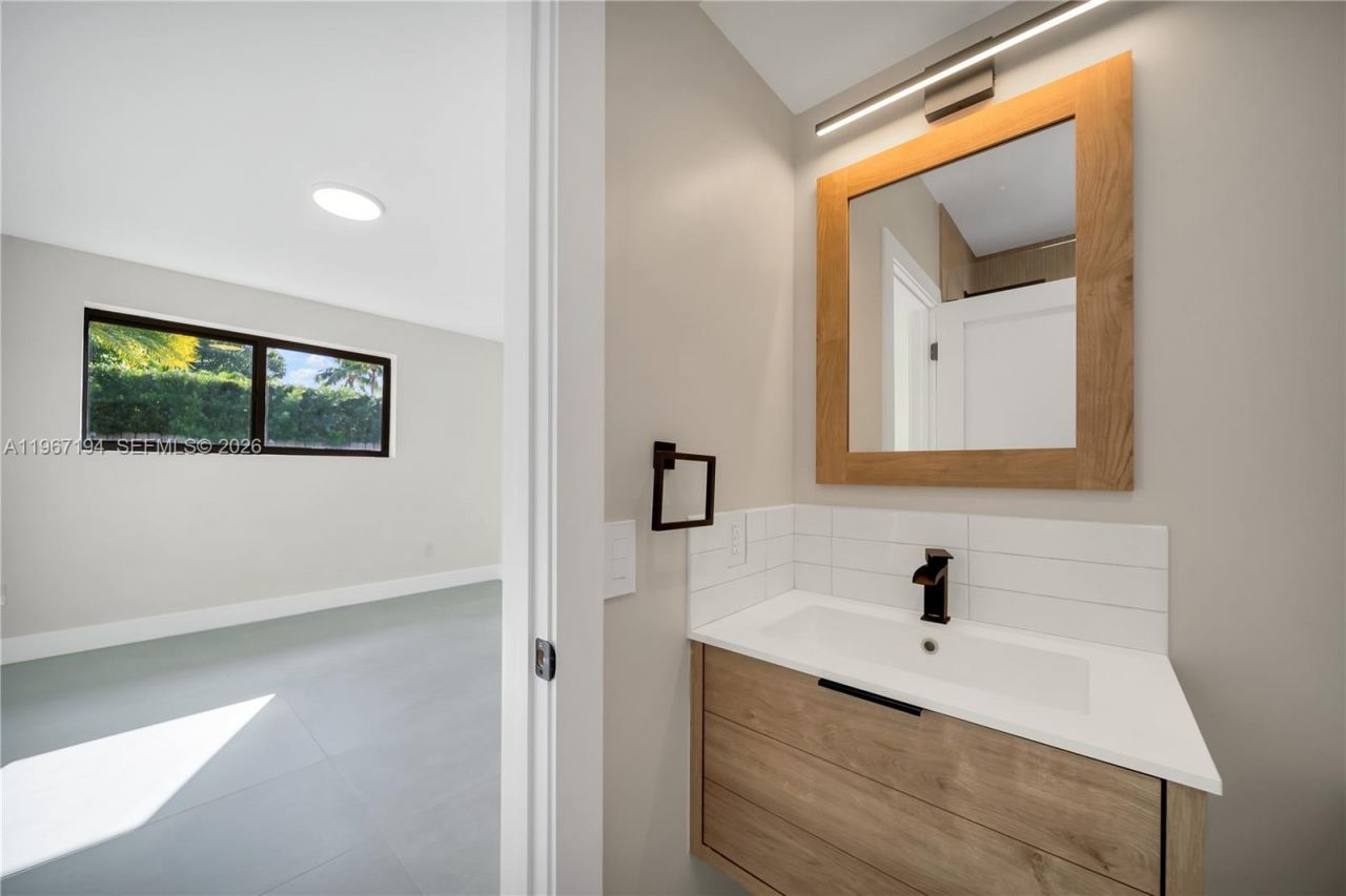 910 W 47th Ct, Miami Beach, FL 33140 Photo