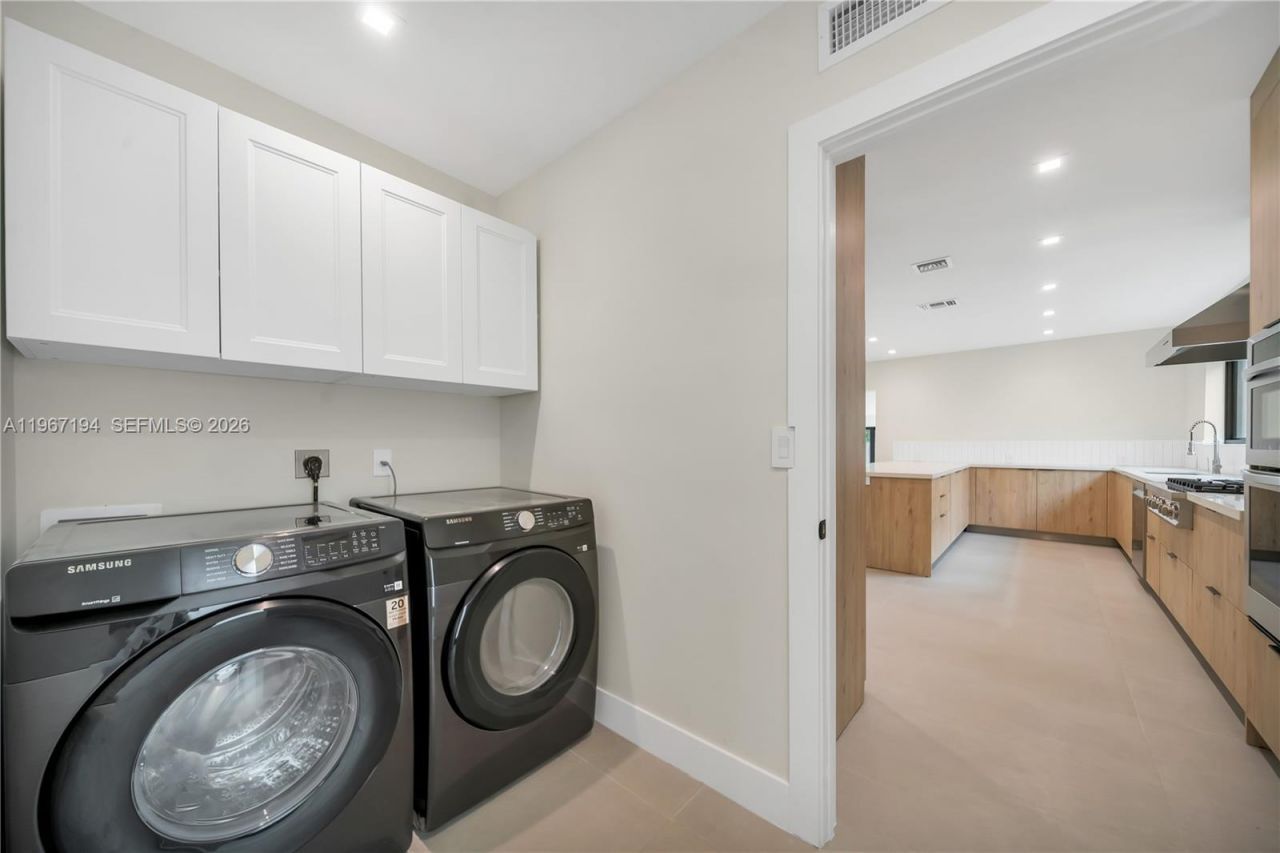 910 W 47th Ct, Miami Beach, FL 33140 Photo