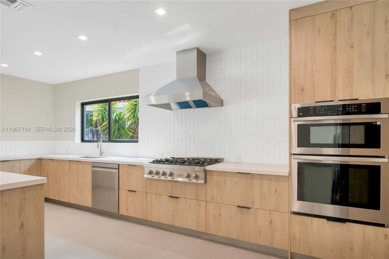 910 W 47th Ct, Miami Beach, FL 33140 Photo