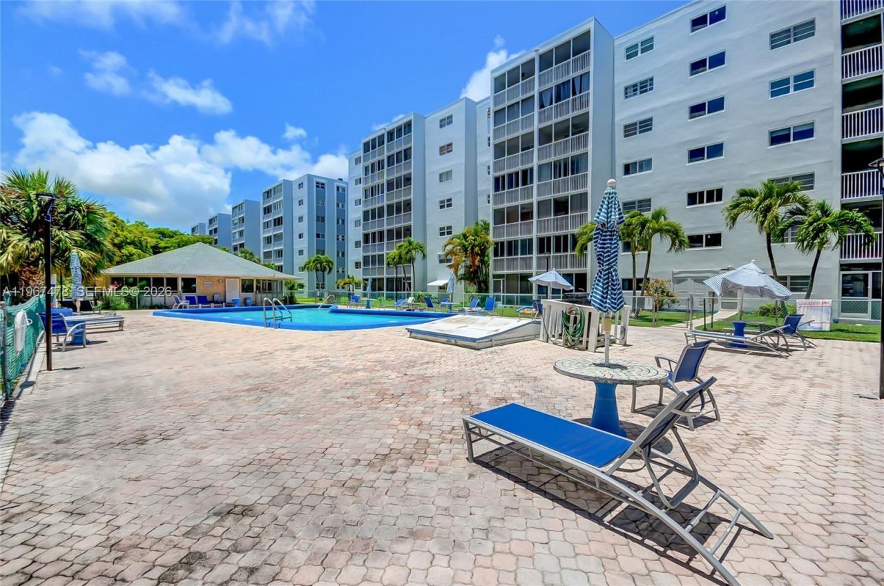 301 NE 14th Ave, Unit 702, Hallandale Beach, FL 33009 Photo