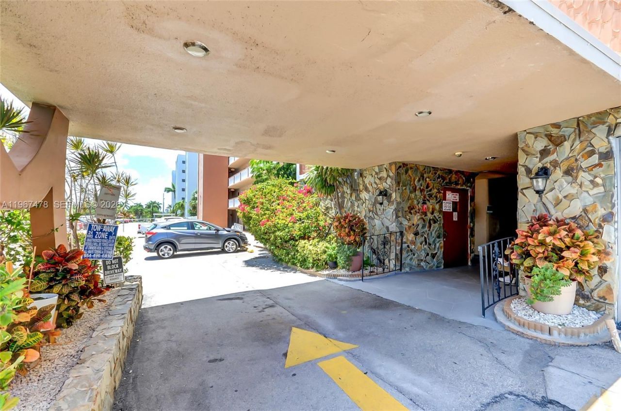 301 NE 14th Ave, Unit 702, Hallandale Beach, FL 33009 Photo