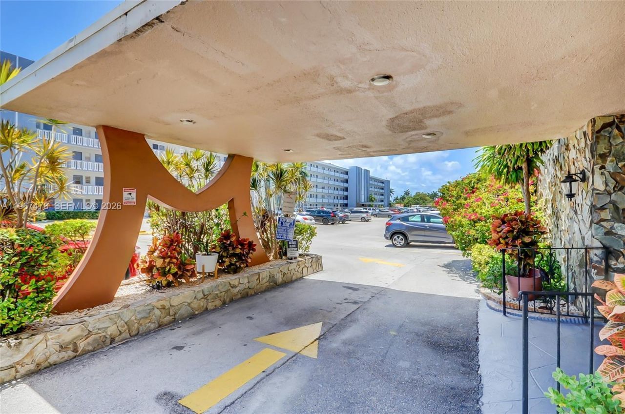 301 NE 14th Ave, Unit 702, Hallandale Beach, FL 33009 Photo