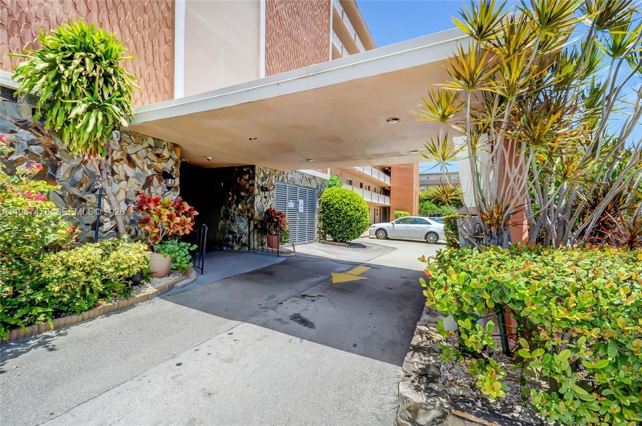 301 NE 14th Ave, Unit 702, Hallandale Beach, FL 33009 Photo