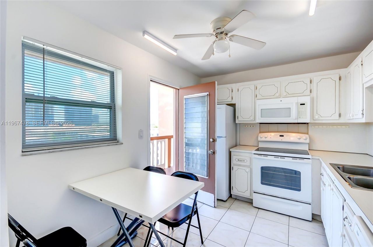 301 NE 14th Ave, Unit 702, Hallandale Beach, FL 33009 Photo