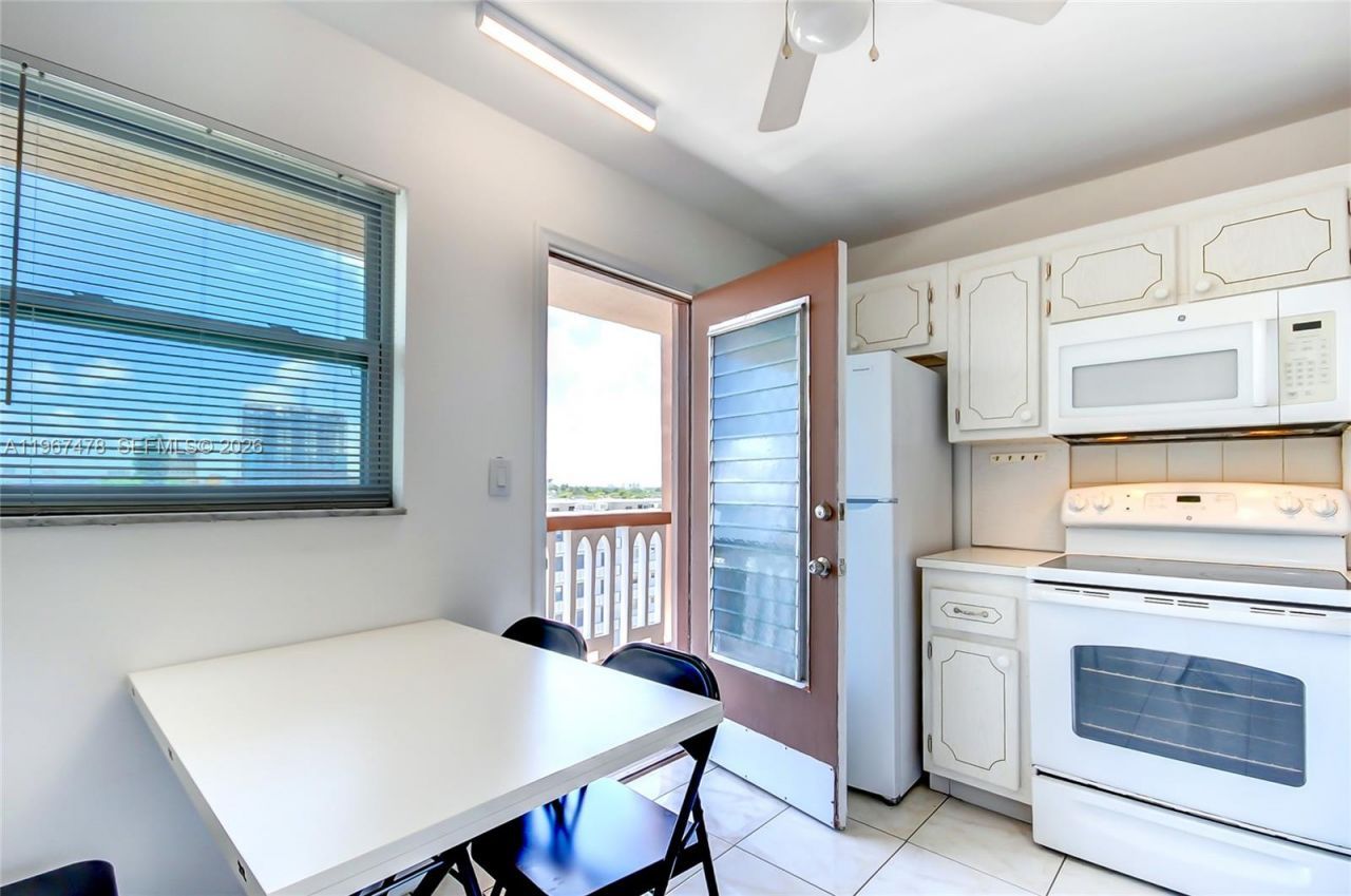 301 NE 14th Ave, Unit 702, Hallandale Beach, FL 33009 Photo