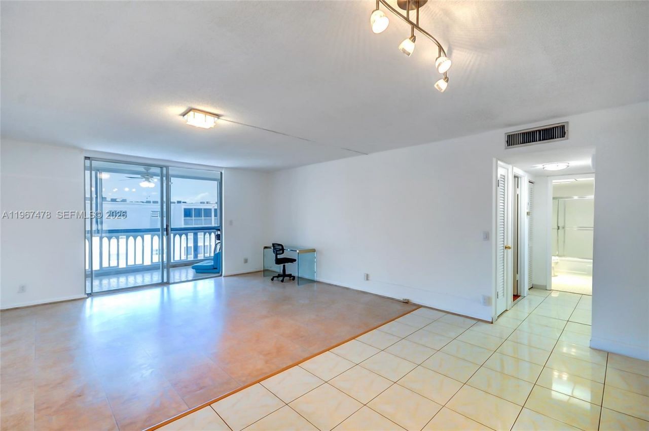 301 NE 14th Ave, Unit 702, Hallandale Beach, FL 33009 Photo