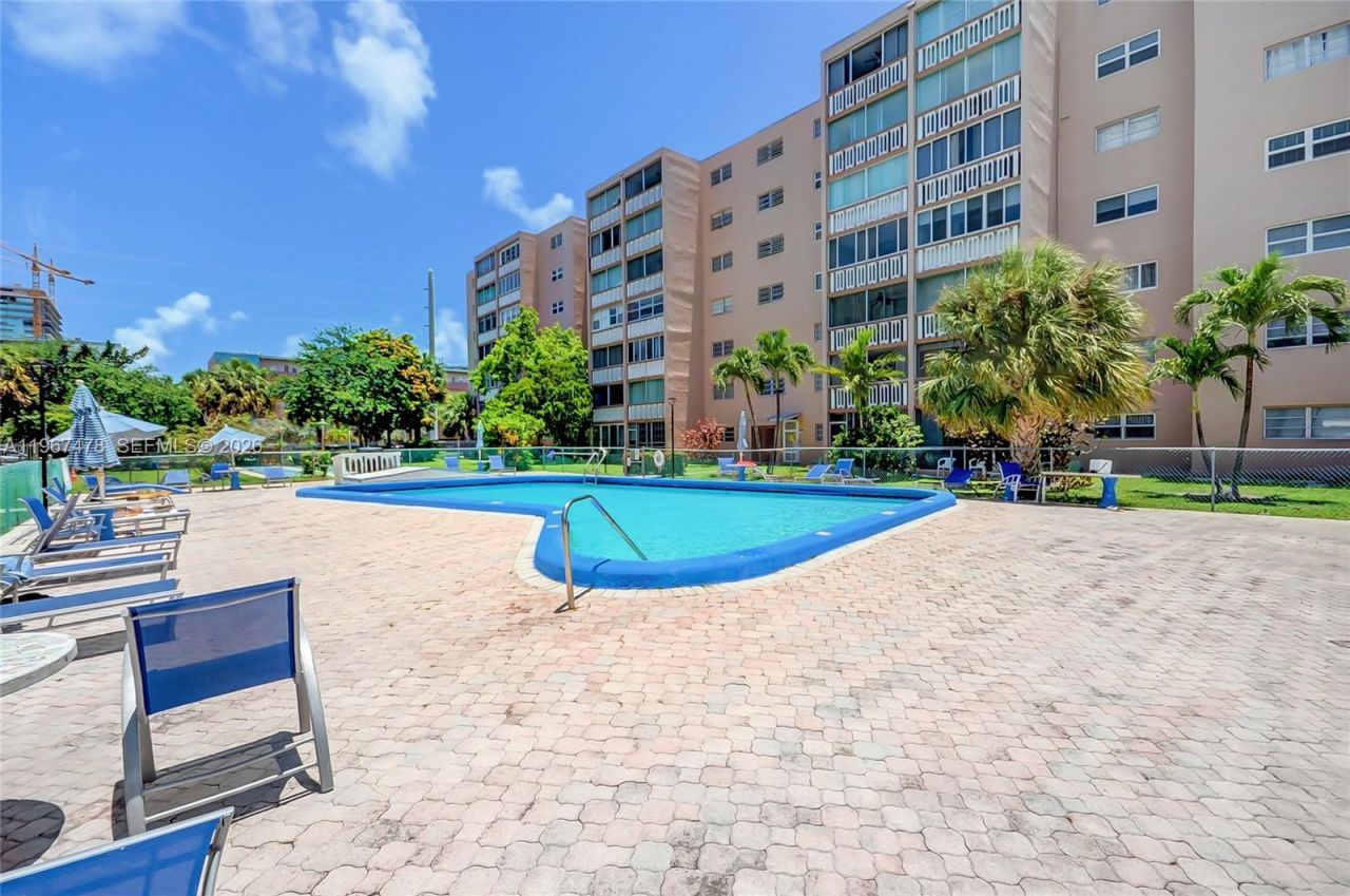 301 NE 14th Ave, Unit 702, Hallandale Beach, FL 33009 Photo