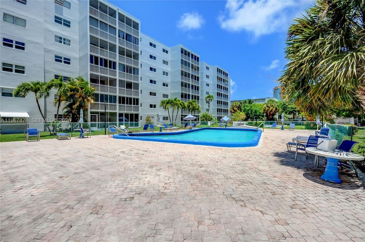 301 NE 14th Ave, Unit 702, Hallandale Beach, FL 33009 Photo