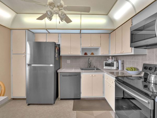 605 Oaks Drive, Unit 907, Pompano Beach, FL 33069
