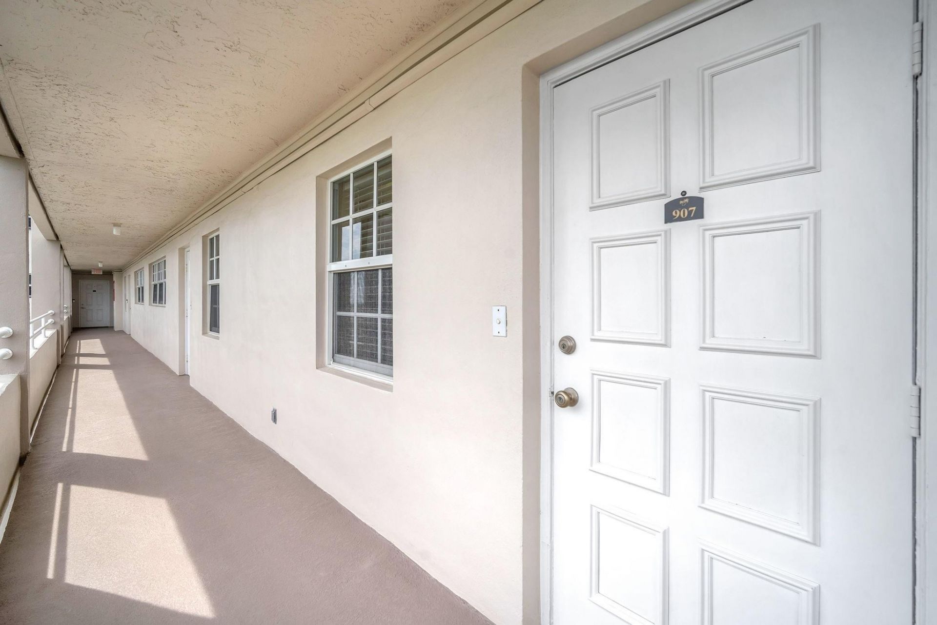 605 Oaks Drive, Unit 907, Pompano Beach, FL 33069 Photo