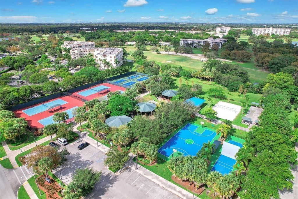 605 Oaks Drive, Unit 907, Pompano Beach, FL 33069 Photo