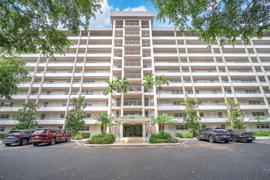 605 Oaks Drive, Unit 907, Pompano Beach, FL 33069 Photo