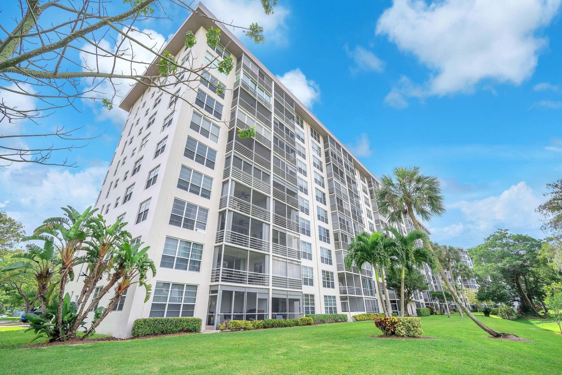 605 Oaks Drive, Unit 907, Pompano Beach, FL 33069 Photo