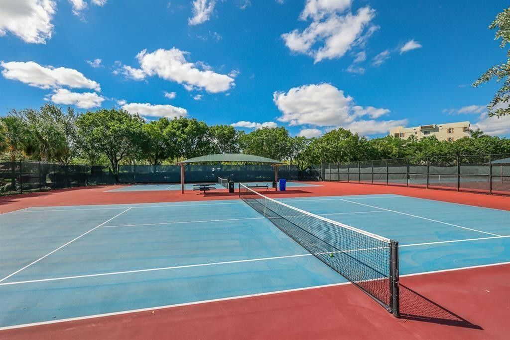 605 Oaks Drive, Unit 907, Pompano Beach, FL 33069 Photo