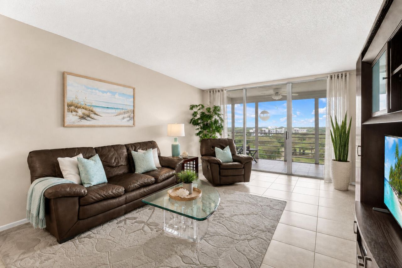 605 Oaks Drive, Unit 907, Pompano Beach, FL 33069 Photo