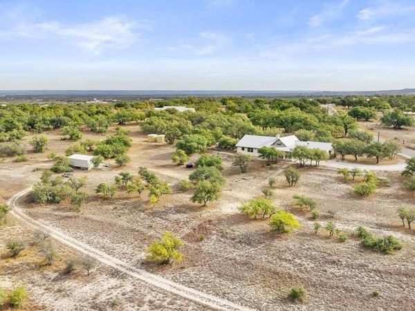 232 Crooked Oak LN, Round Mountain, TX 78663