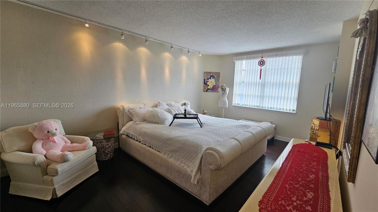 1985 S Ocean Dr, Unit 10J, Hallandale Beach, FL 33009 Photo