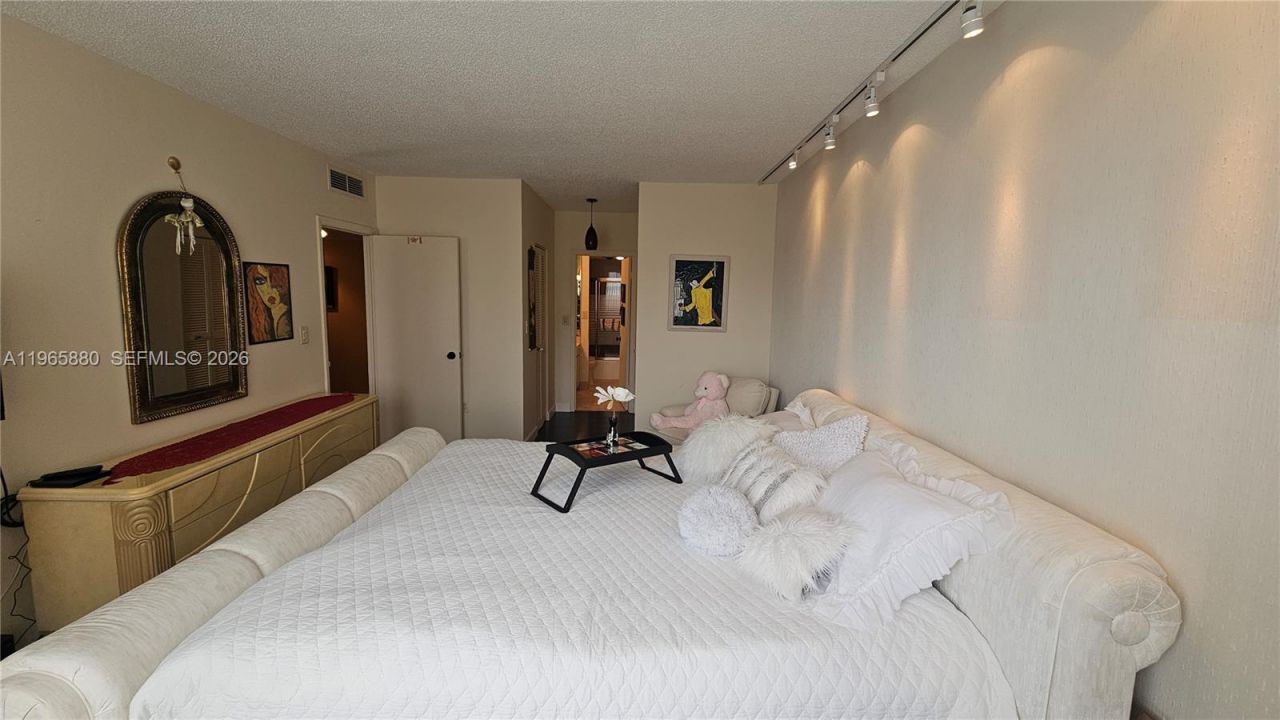 1985 S Ocean Dr, Unit 10J, Hallandale Beach, FL 33009 Photo