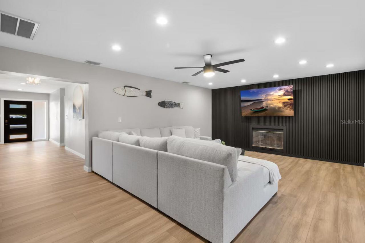 824 Seabreeze Drive, Ruskin, FL 33570 Photo