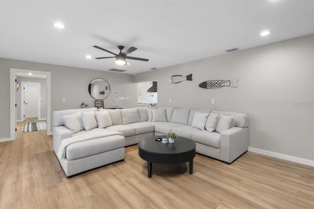 824 Seabreeze Drive, Ruskin, FL 33570 Photo