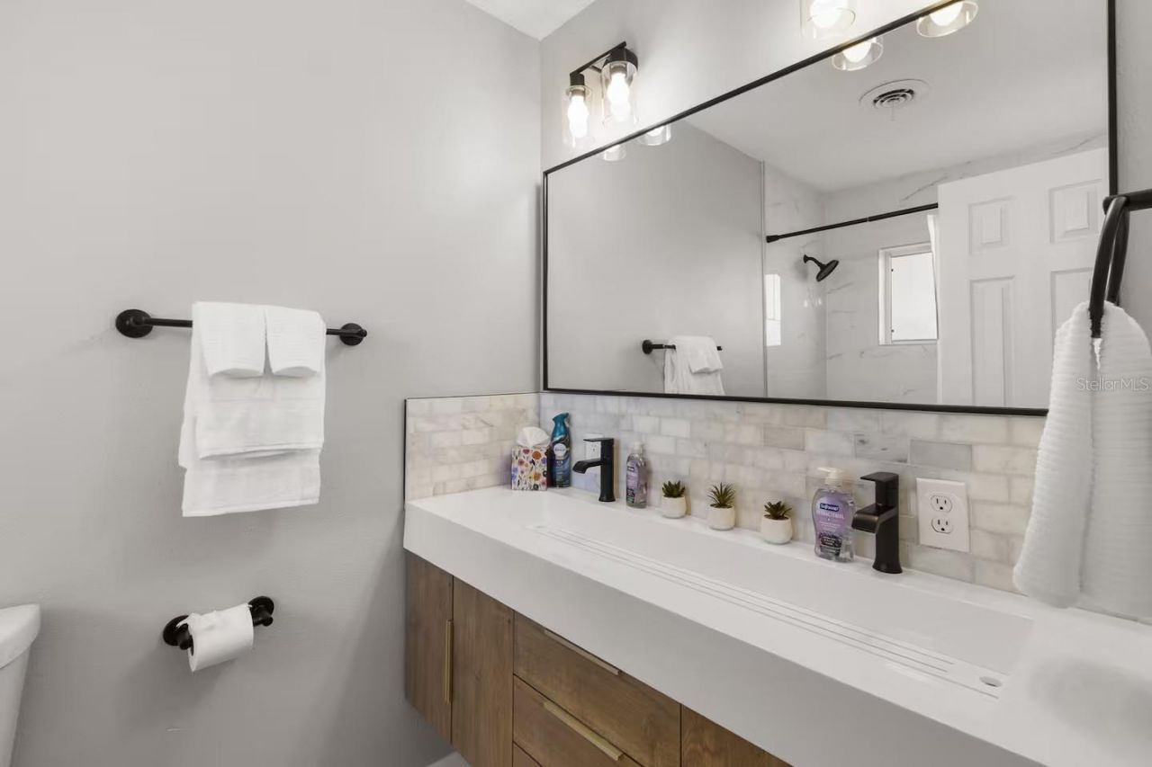 824 Seabreeze Drive, Ruskin, FL 33570 Photo