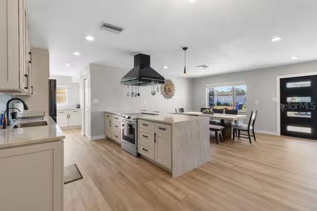 824 Seabreeze Drive, Ruskin, FL 33570 Photo