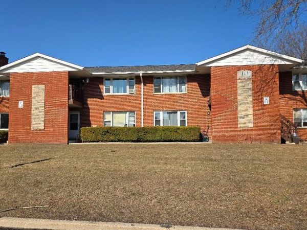 10 Arrowhead Drive, Unit 2, Algonquin, IL 60102