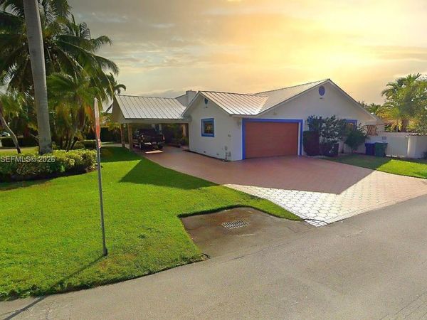 20040 E Oakmont Dr, Hialeah, FL 33015