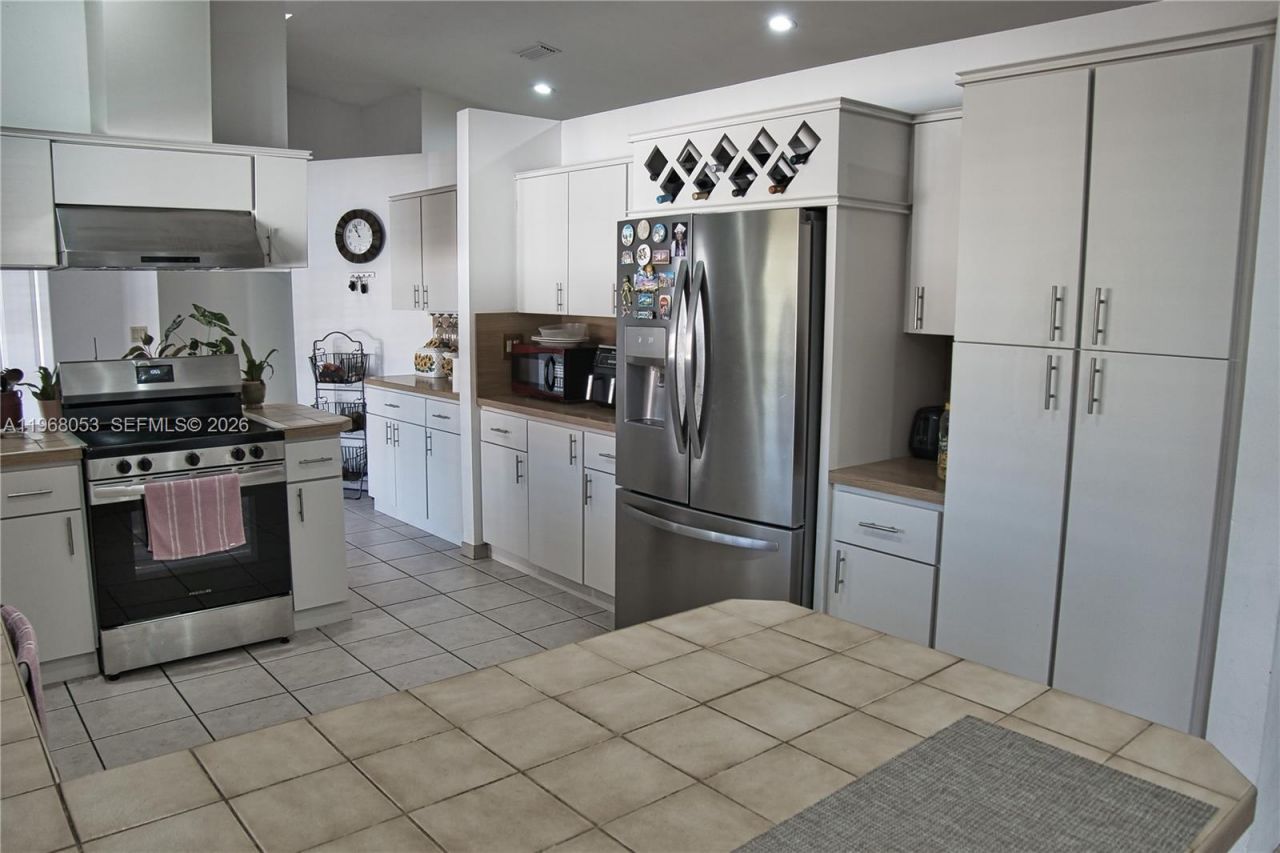 20040 E Oakmont Dr , Hialeah, FL 33015 Photo