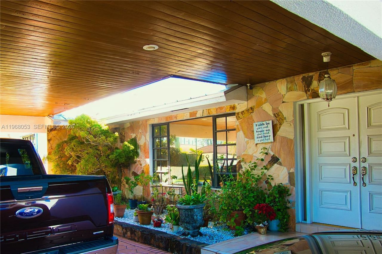 20040 E Oakmont Dr, Hialeah, FL 33015 Photo