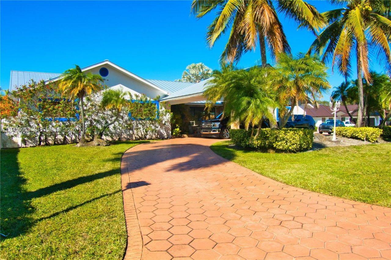 20040 E Oakmont Dr, Hialeah, FL 33015 Photo