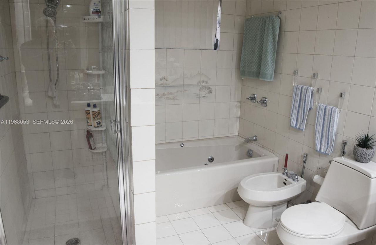 20040 E Oakmont Dr , Hialeah, FL 33015 Photo