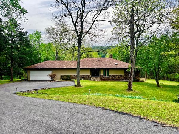 27 Horseshoe Drive, Holiday Island, AR 72631