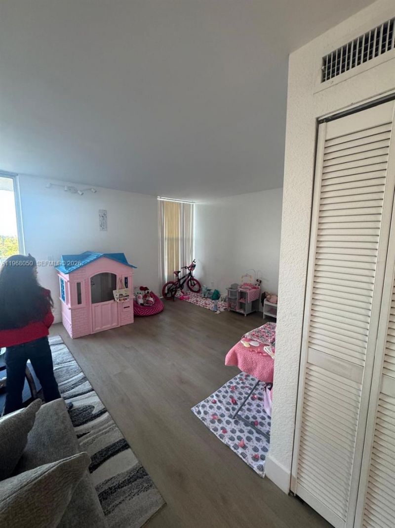 2020 NE 135th St, Unit 811, North Miami, FL 33181 Photo