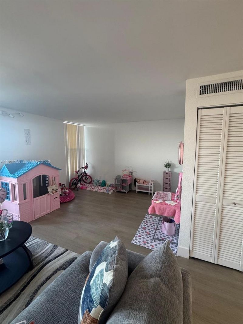 2020 NE 135th St, Unit 811, North Miami, FL 33181 Photo