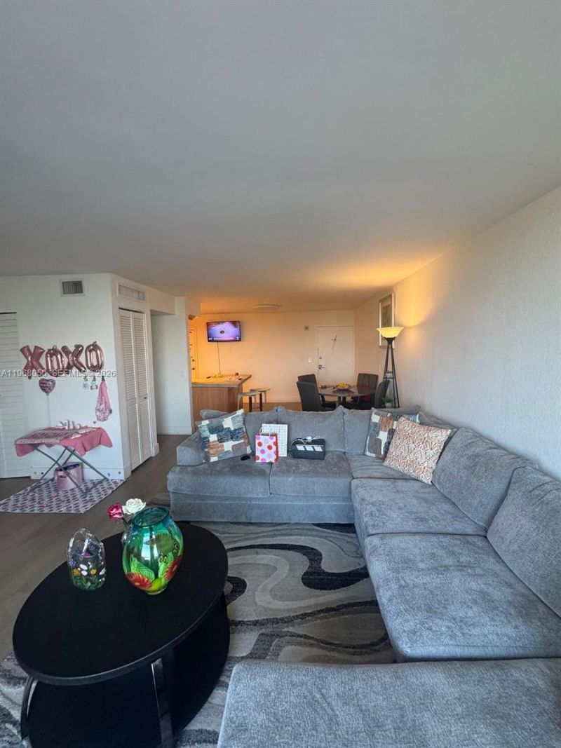 2020 NE 135th St, Unit 811, North Miami, FL 33181 Photo