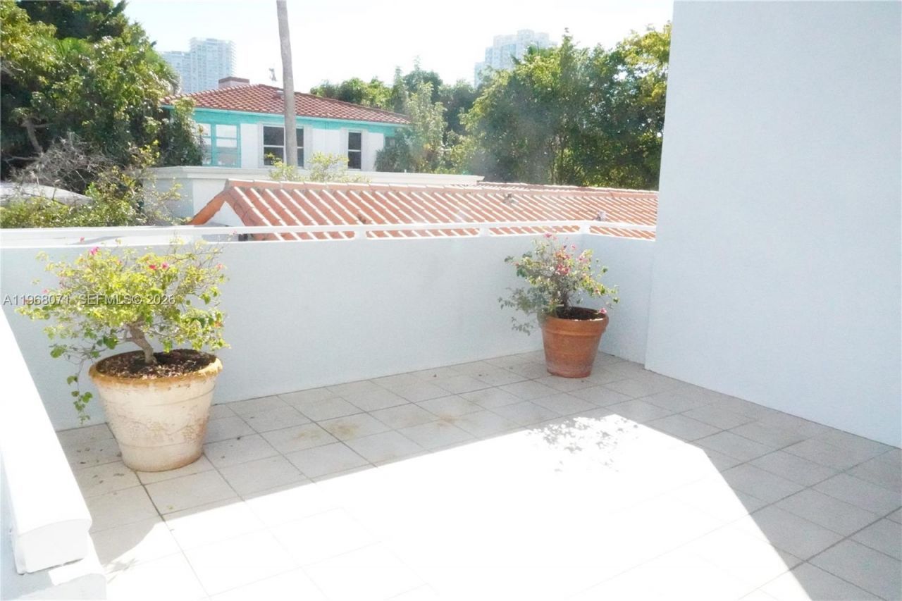 947 Lenox Ave, Unit 203, Miami Beach, FL 33139 Photo