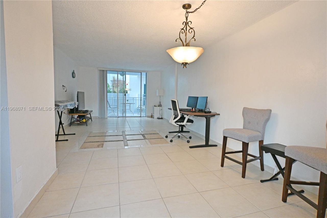 947 Lenox Ave, Unit 203, Miami Beach, FL 33139 Photo