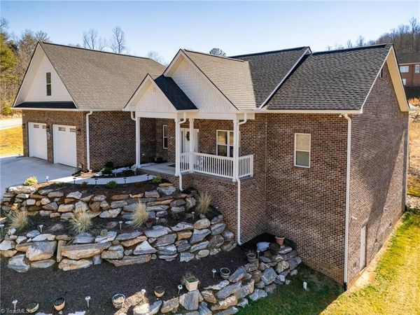 715 Chatsworth Circle SE, Lenoir, NC 28645