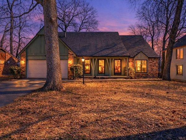 2104 S Hillcrest Avenue, Springfield, MO 65807