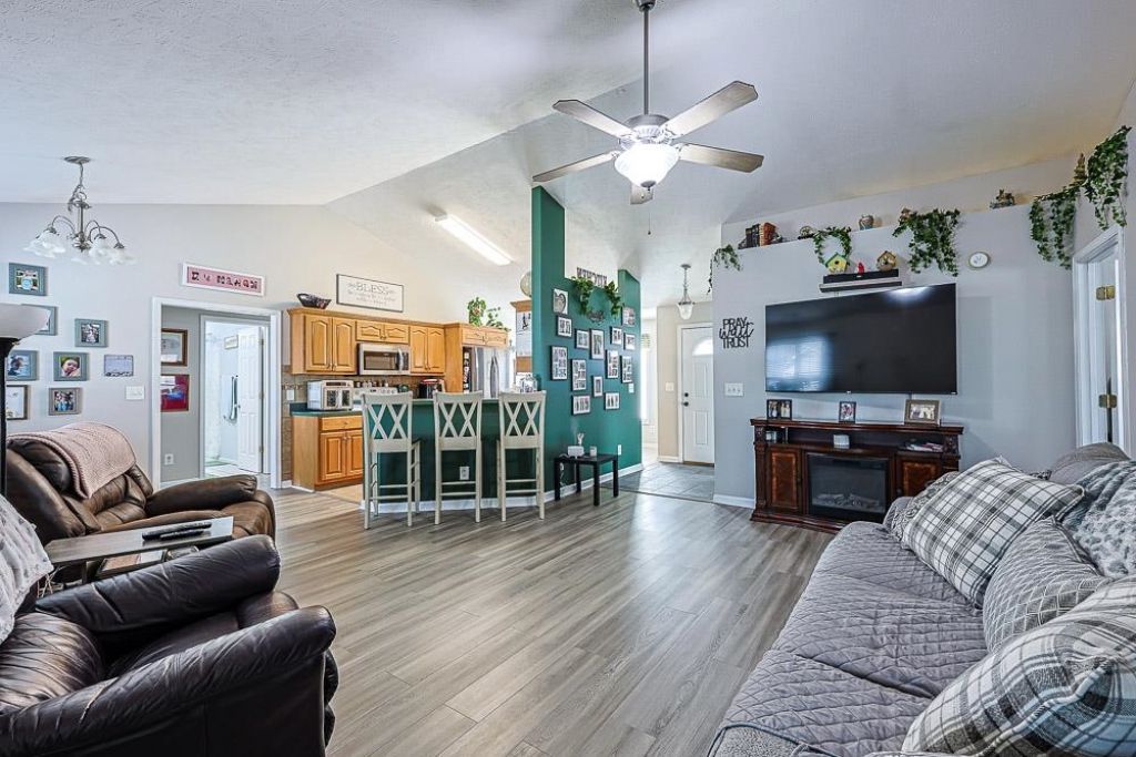 1008 Augustus Dr.  Photo 4