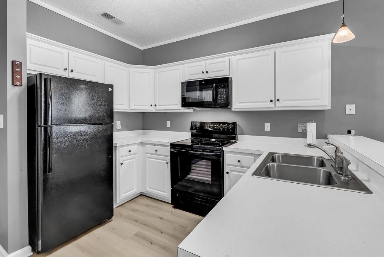 1990 Cross Gate Blvd.  Photo 4