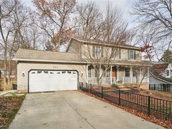 221 Lake Front Drive, Akron, OH 44319