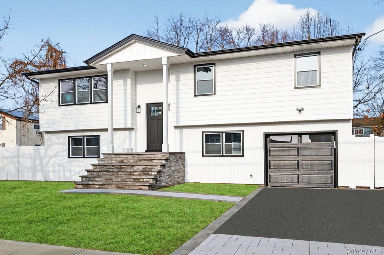 244 N Erie Avenue, Lindenhurst, NY 11757 Main Photo