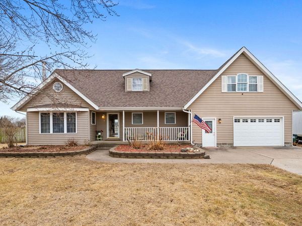 6806 MCINTIRE RD, Muscatine, IA 52761