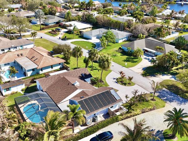 14 SE Paddock Circle, Jupiter, FL 33469