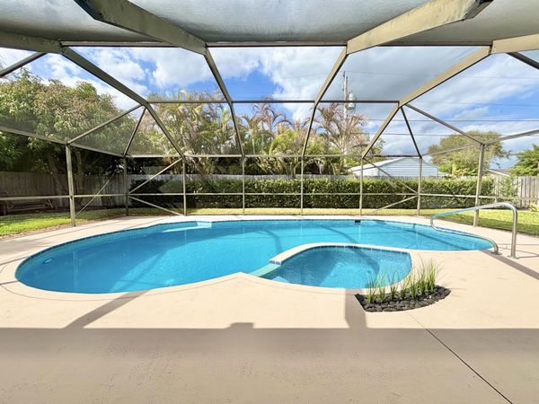 14 SE Paddock Circle, Jupiter, FL 33469